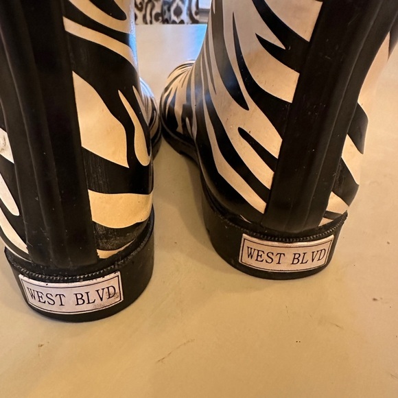 West Blvd zebra print rain boots in EUC. Size 5.5. Black and white. - Picture 7 of 10
